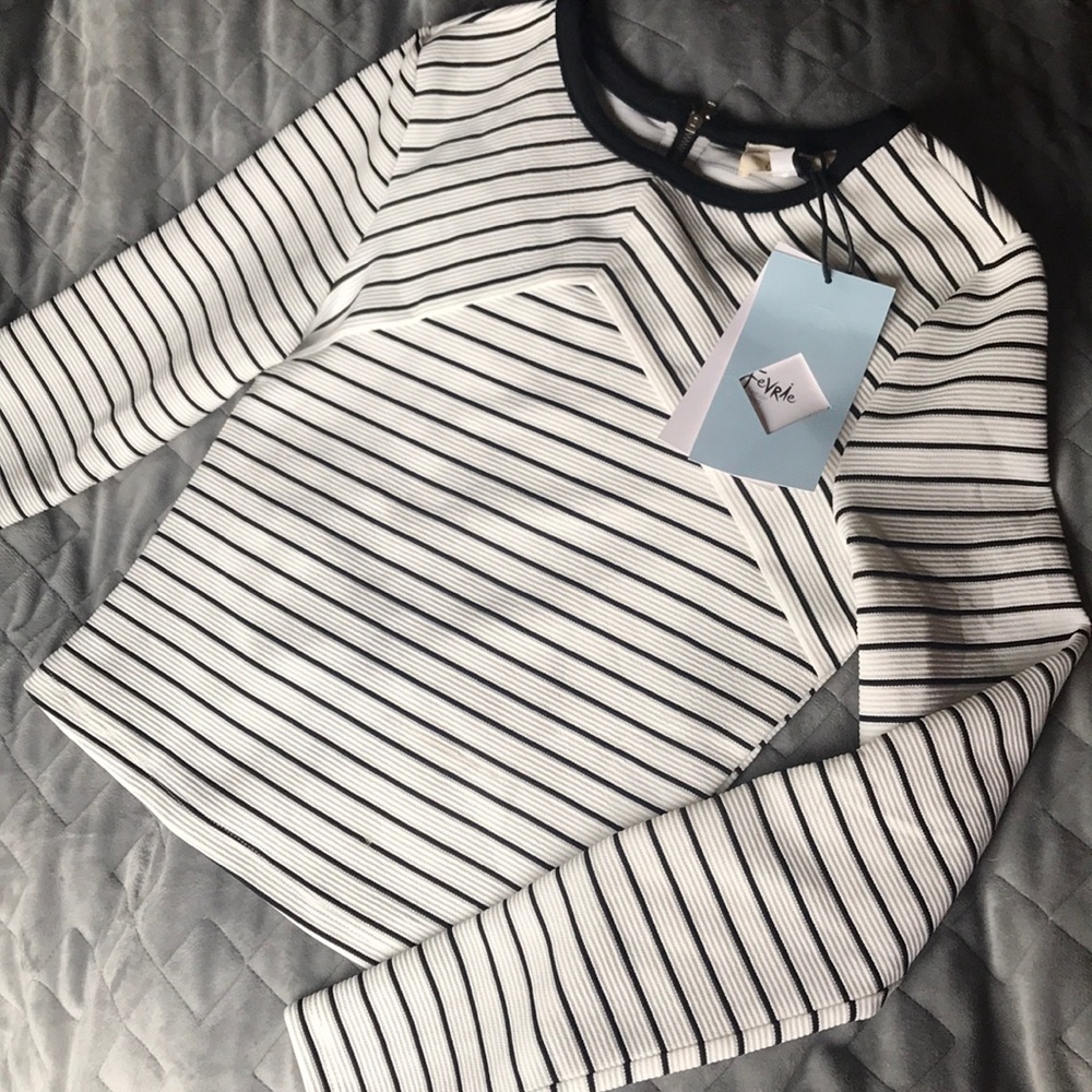 🆕 Black & White Stripped Crop Top. Zip up back!